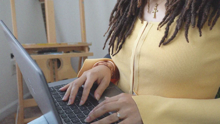 Close up of Elle Knight typing on laptop.
